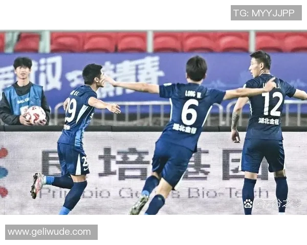 上海足球队实力引发热议球迷对球队表现的不同看法与争论