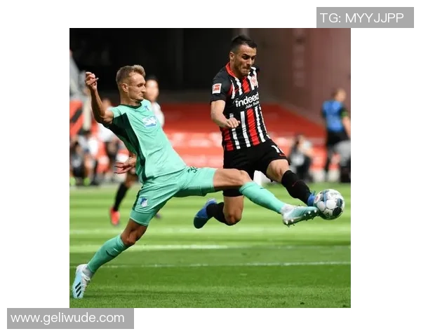 探索弗赖足球的魅力与战术创新在现代足球中的重要性与影响 探索弗赖足球的魅力与战术创新在现代足球中的重要性与影响